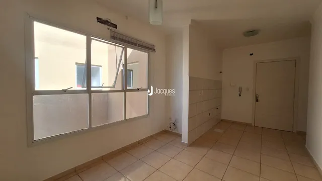 Vista interna de uma sala com grande janela.