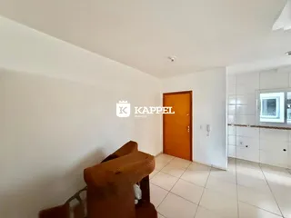 Ambiente interno com paredes brancas e piso de cerâmica.