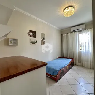 Quarto com cama e janela em um imóvel no Brasil.