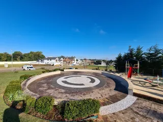 Área externa pavimentada com paisagismo em Lajeado.