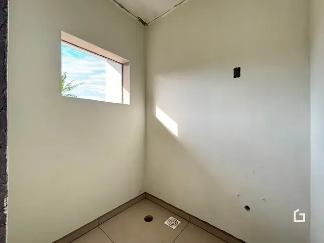 Vista de uma janela em um cômodo interno.