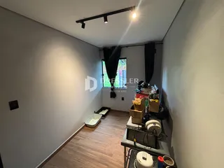 Vista de um corredor interno de uma propriedade em Lajeado.