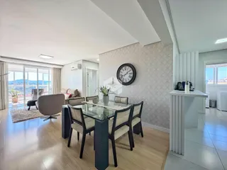Sala de jantar moderna com vista para a paisagem externa.