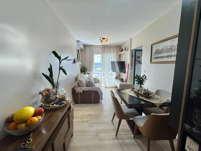 Sala de estar com piso de madeira clara e decoração moderna.