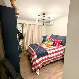 Quarto com cama e roupa de cama decorada.