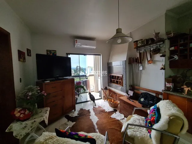 Sala de estar com móveis de madeira e televisão.