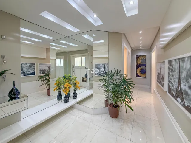 Corredor moderno com espelhos e piso de cerâmica claro.