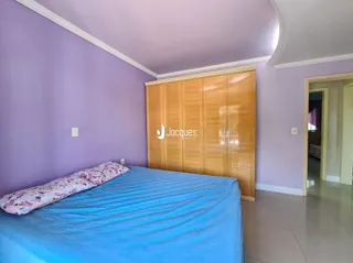 Quarto com cama e armário de madeira.
