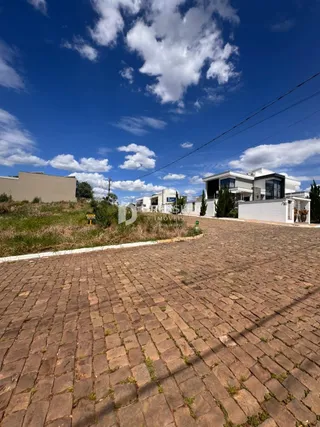 Vista da fachada de uma residência em Lajeado, Brasil, com calçamento de tijolos.