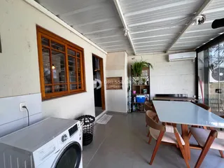 Interior de uma sala com janela e área de jantar em Lajeado, Brasil.