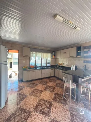 Foto de uma cozinha com piso de cerâmica e armários.