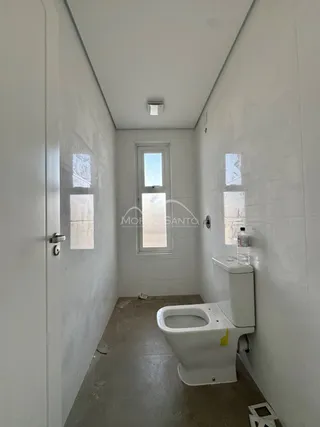 Banheiro interno com janela e piso simples.