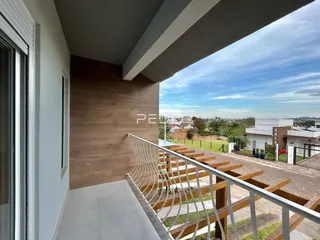 Vista de uma varanda com piso de madeira e grade de segurança em Lajeado, Brasil.