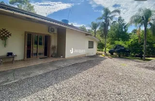 Fachada de uma residência em Lajeado, Brasil, com entrada de cascalho.