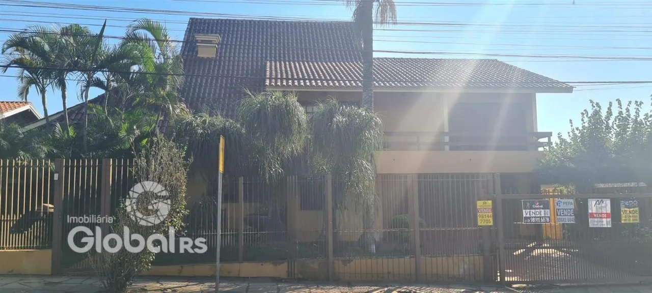 Fachada de uma residência em Lajeado, Brasil, com cerca e portão.