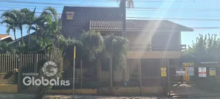 Fachada de uma residência em Lajeado, Brasil, com cerca e portão.