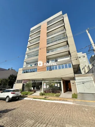 Fachada de um prédio residencial em Lajeado, Brasil, com janelas de alumínio.