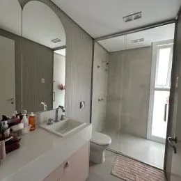 Foto de um banheiro interno com pia e vaso sanitário.