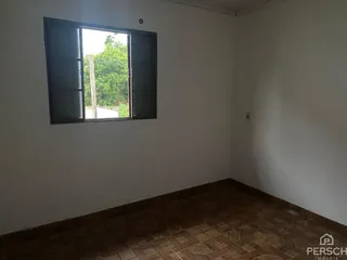 Foto de um cômodo interno com paredes brancas e piso de cerâmica.