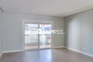 Foto de um corredor interno com portas de vidro.