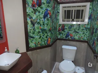 Foto de um banheiro interno com vaso sanitário e pia.
