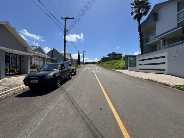 Vista da rua com casas em Lajeado, Brasil.