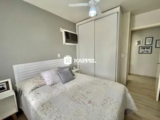 Foto de um quarto com cama e armário branco em um imóvel.