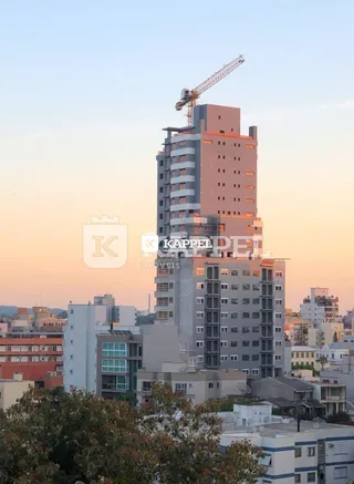 Fachada de um prédio residencial em construção em Lajeado, Brasil, com guindaste visível.