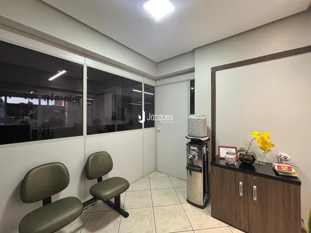 Ambiente interno com piso de cerâmica e divisórias de vidro na propriedade.