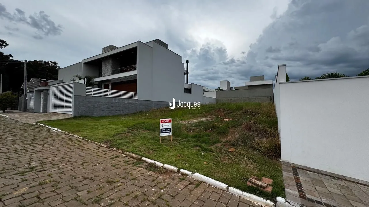Fachada moderna de uma residência em Lajeado, Brasil, com muro e portão.