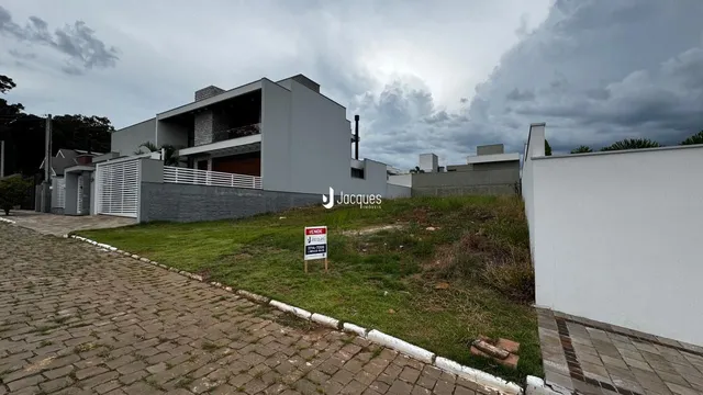 Fachada moderna de uma residência em Lajeado, Brasil, com muro e portão.