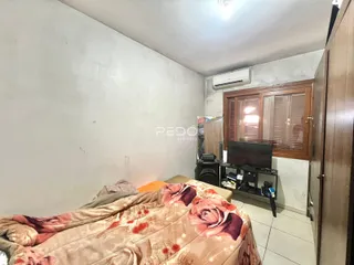 Foto interna de um quarto em uma propriedade.