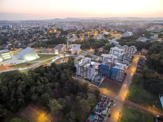 Vista aérea de uma área urbana em Lajeado, Brasil ao pôr do sol.