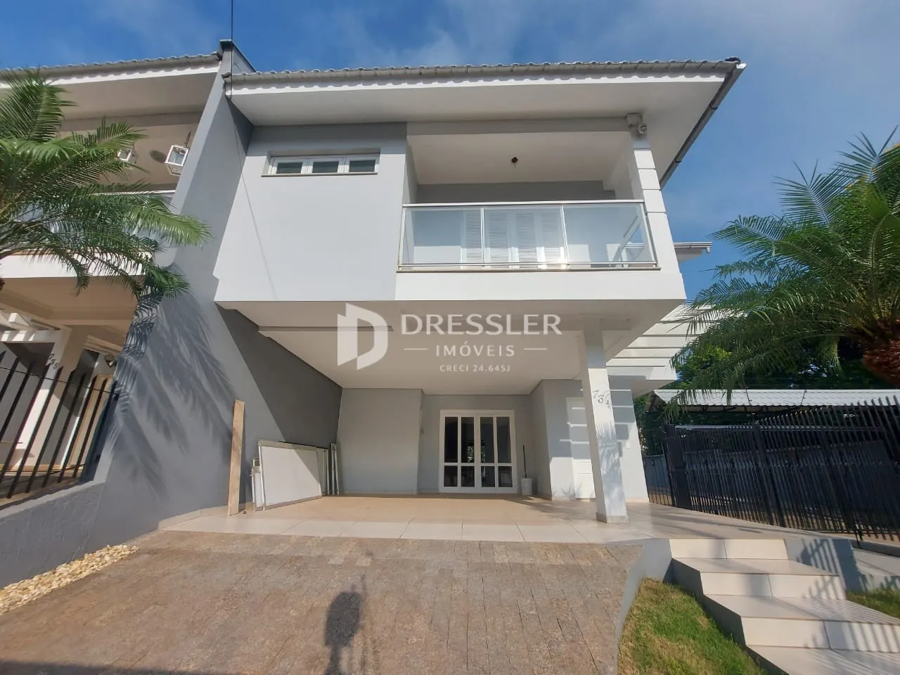 Fachada de uma residência em Lajeado, Brasil, com vista para o jardim.