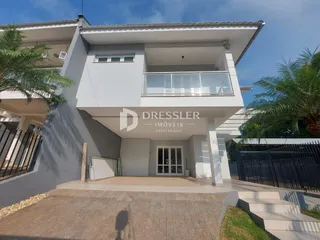 Fachada de uma residência em Lajeado, Brasil, com vista para o jardim.
