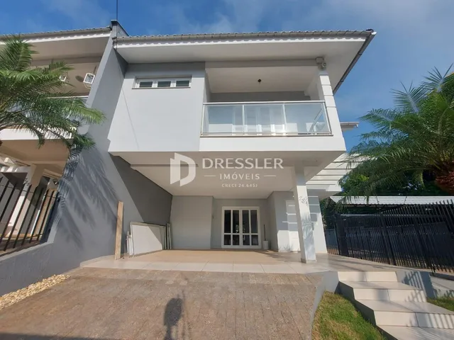 Fachada de uma residência em Lajeado, Brasil, com vista para o jardim.