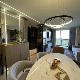 Mesa de jantar com iluminação moderna em um ambiente interno.