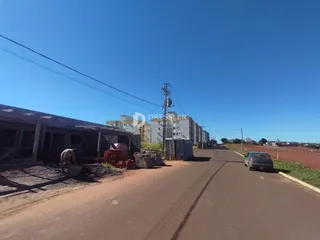 Vista da rua com uma construção em andamento em Lajeado.