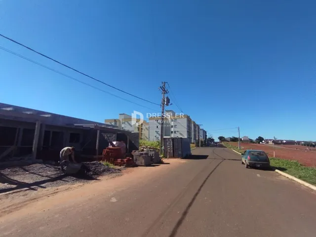 Vista da rua com uma construção em andamento em Lajeado.