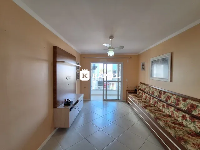 Sala de estar com sofá e armário de madeira na parede.