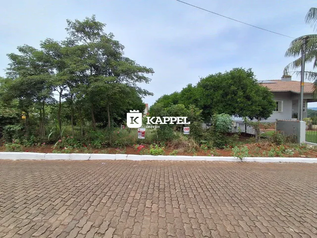 Vista externa de uma casa em Lajeado, Brasil, com vegetação densa ao redor.