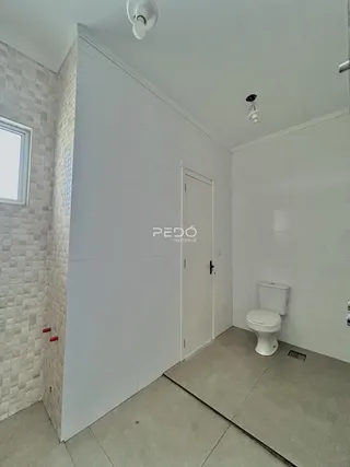 Hall de entrada com parede texturizada e porta branca em imóvel no Brasil.