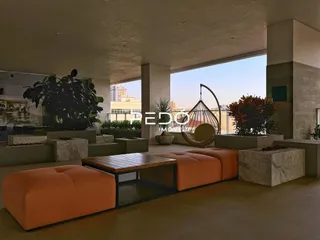 Sala de estar moderna com grandes janelas que dão para o exterior.