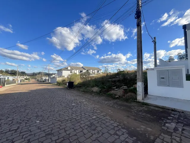 Vista da rua pavimentada em frente a casas residenciais em Lajeado, Brasil.
