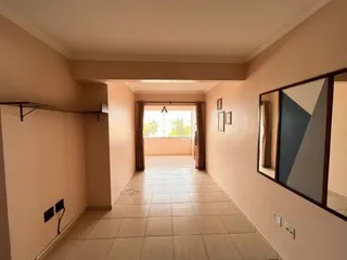 Foto de um corredor interno de uma residência.