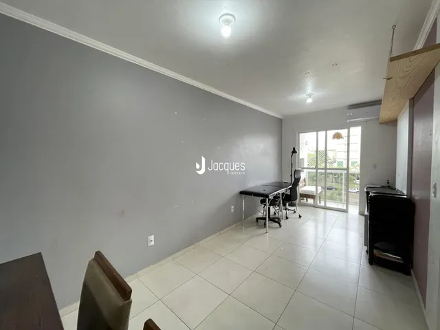 Sala de estar com piso de cerâmica e grande janela.