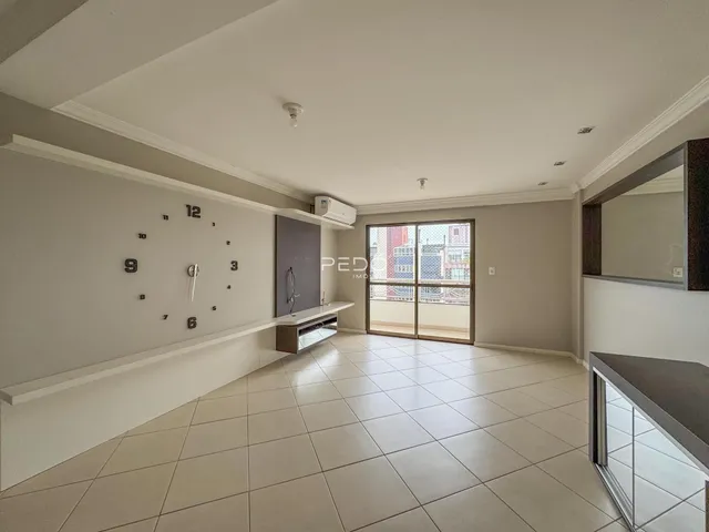 Hall de entrada com piso de cerâmica e portas numeradas em um imóvel no Brasil.