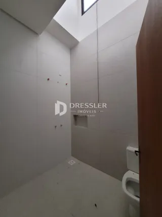 Foto interna de um banheiro com paredes brancas e piso claro.