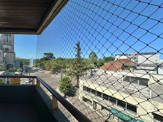Vista de um terraço com cerca de arame.
