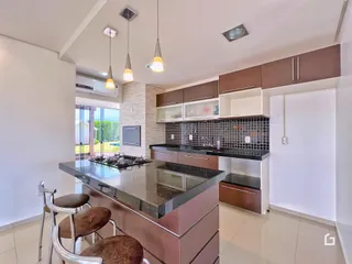 Cozinha moderna com ilha e vista para o exterior.